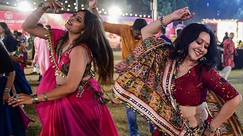 गरबा में बच्ची ने जीते 2 प्राइज, सिर्फ 1 प्राइज पाने पर मां ने की आपत्ति, आयोजकों ने पिता को पीट-पीट कर मार डाला