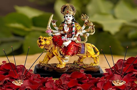 Navratri Vastu Tips : नवरात्रि में घर लाएं वास्तु से जुड़ी ये अहम चीजें, घर में होगा खुशियों का वास