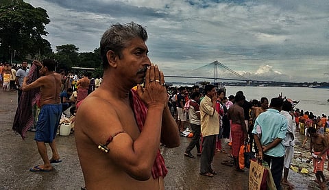 Durga Puja 2023 : महालया के अवसर पर लोगों ने तर्पण किया