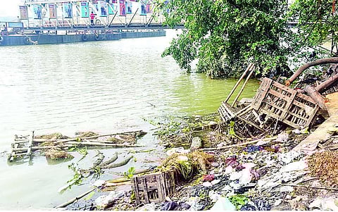 प्रतिमा विसर्जन के बाद कुछ घाट हुए साफ तो कुछ पर अभी भी गंदगी