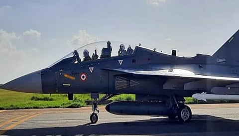 वायुसेना के बेड़े में शामिल हुआ पहला LCA तेजस विमान, बढ़ेगी ताकत