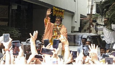 महानायक अमिताभ बच्चन का आज 81वां जन्मदिन, फैंस का किया अभिवादन