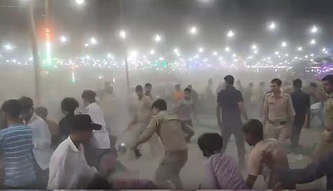 झांसी में रशियन डांसर के ठुमके पर बेकाबू हुई भीड़, लाठीचार्ज में कई घायल, देखें वीडियो