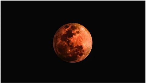 आज रात दिखेगा कई देशों में चंद्रग्रहण, जानें कब से दिखेगी चांद पर छाया