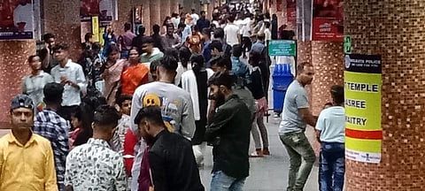 पूजा के दौरान  मेट्रो यात्रियों की संख्या आपको चौंका देगी