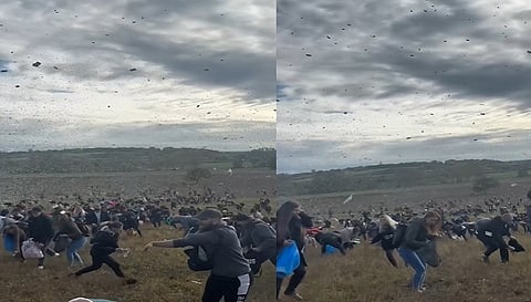 अचानक आसमान से नोट बरसते देख लोगों में लूटने के लिए मची होड़, देखें वीडियो