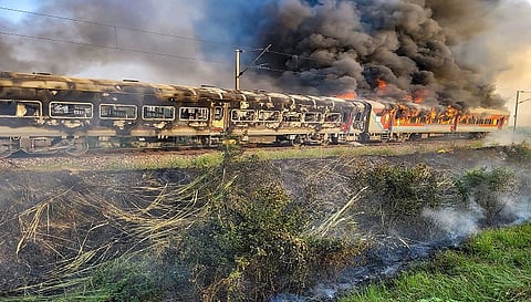 चलती ट्रेन में लगी आग…धू-धूकर जली पातालकोट एक्सप्रेस