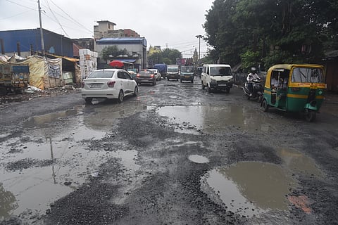 बारिश, रैलियों और सड़कों पर गड्ढों ने कोलकाता की रफ्तार पर लगाया ब्रेक
