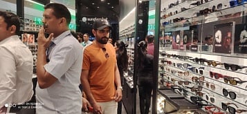 इमाम उल हक के साथ साउथ सिटी मॉल पहुंचे बाबर आजम