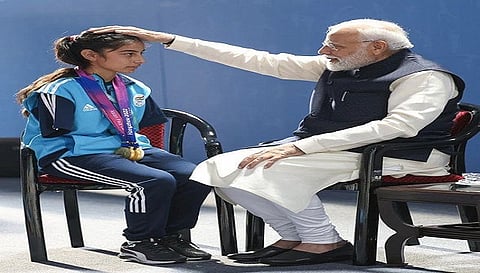 बिना एक हाथ के 16 साल की शीतल देवी ने तीरंदाजी में जीता गोल्ड