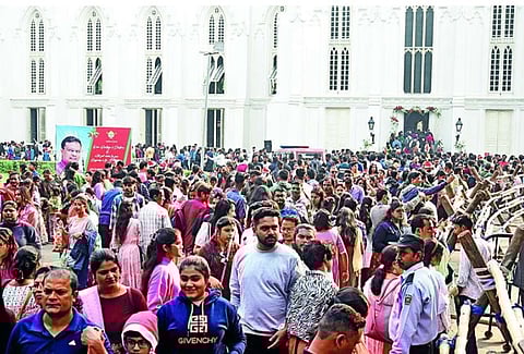 क्रिसमस पर महानगर के पर्यटन स्थलों पर उमड़े लोग