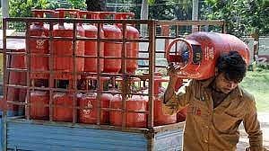नये साल से पहले घटी LPG की कीमत, 39.50 रुपये की हुई कटौती