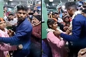 Viral Video: लोकल ट्रेन में कपल ने रचा ली शादी, फोटो खींचते रह गए लोग