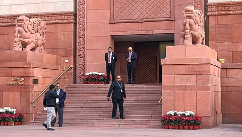 सुरक्षा में चूक के बाद संसद में सुरक्षा व्यवस्था कड़ी, विपक्ष का भी विरोध