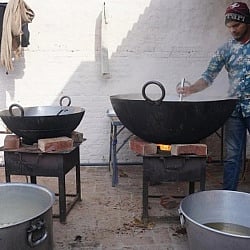 शादी में नहीं मिली गर्म रोटी तो बारातियों ने हलवाई पर उड़ेला खौलता तेल