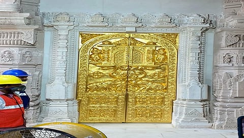 Ram Mandir Inauguration: राम मंदिर में लगा सोने का दरवाजा, बेहद खास है आकृति