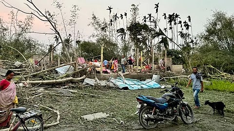 जलपाईगुड़ी में तूफान से प्रताणित और बेघर हुए लोगों को राहत-पुनर्वास का इंतजार