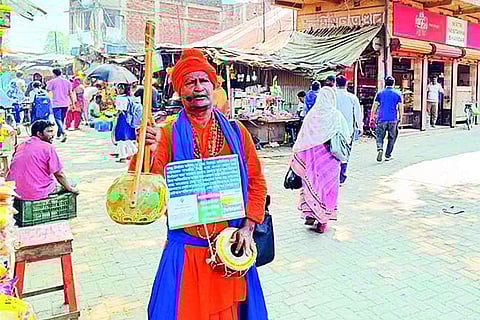 मतदाताओं को गीत गाकर जागरूक कर रहा यह बाउल कलाकार