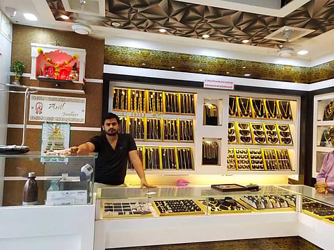 यू ट्यूब वीडियो देख ज्वेलरी खरीदने पंहुचे लोगों ने व्यवसायी पर कर दिया हमला