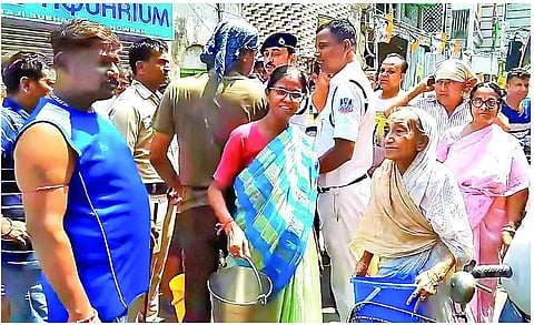 Howrah भी Bengluru की राह पर… लोगों ने घेर लिया मंत्री का घर