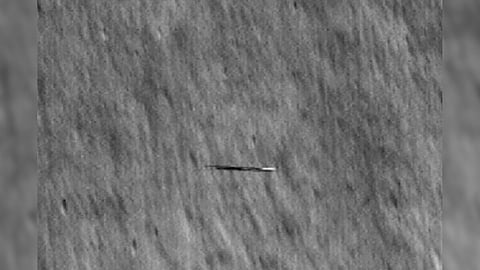 चांद पर चक्कर लगाता दिखा अजीब सा यान, NASA ने किया खुलासा