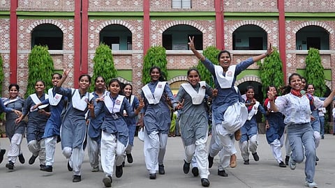 पश्चिम बंगाल के इन स्कूलों ने माध्यमिक परीक्षा में बढ़ाया हिन्दी का गौरव…