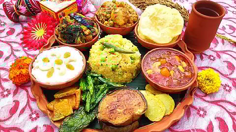 Kolkata Durga Puja Special Food: यहां बनती है भक्तों के लिए स्वादिष्ट भोग और मिठाइयां
