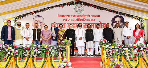 रांची में शपथ ग्रहण के दौरान नये कैबिनेट मंत्रियों के साथ राज्यपाल संतोष गंगवार, सीएम हेमंत सोरेन व कल्पना सोरेन।
