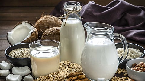 Milk Benefits: दूध पीने से मजबूत होती हैं हड्डियां और मांसपेशियां, जानें इसके अनेको फायदे