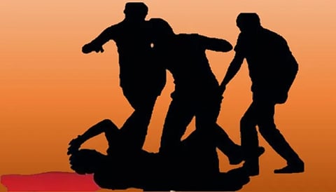 घर में शराब पीने का विरोध करना पड़ा भारी, युवक पर लाठी-डंडों से हमला