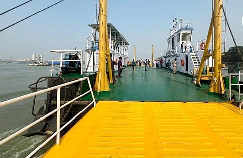 वेसल पर चढ़कर गंगा नदी को पार करेगा ट्रक