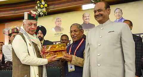 पटना में 85वें एआईपीओसी के समापन सत्र में राज्यपाल आरिफ मोहम्मद खान को स्मृति चिन्ह भेंट करते विधानसभा अध्यक्ष नंद किशोर यादव। साथ में हैं लोकसभा अध्यक्ष ओम बिरला।