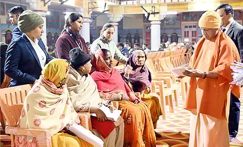 CM योगी ने जनता दर्शन में पहुंचे लोगों की समस्याएं सुनीं