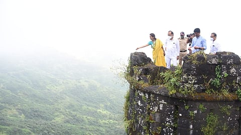 अजित पवार आणि सुप्रिया सुळे यांची सिंहगडाला भेट