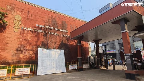 Shiv Sena corporator Mallesh Shetty in a heated verbal exchange with KDMC Additional Commissioner Yogesh Godse.