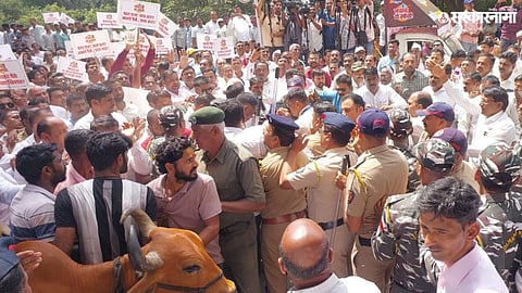 Clash between police and protesters during Gokul protest; Shaumik Mahadik seen leading aggressively.