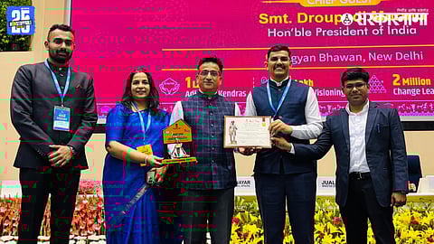 Omkar Pawar, Chief Executive Officer of the Zilla Parishad, accepted the honor of Nashik District.