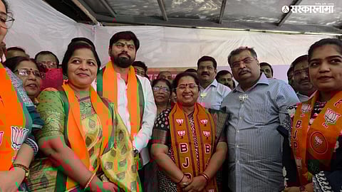 Former Shiv Sena corporators Sheetal Mandhari and Vijay Joshi formally join BJP in Kalyan as Ravindra Chavan welcomes them.