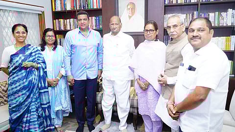 Sharad Pawar speaking to Congress leaders amid efforts to save the Maha Vikas Aghadi alliance.