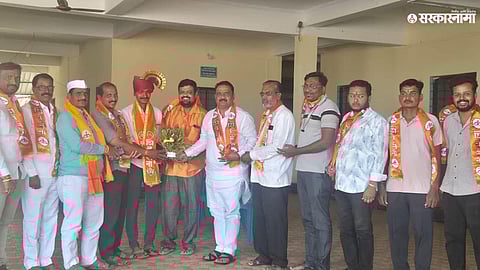 Mayoral candidate Guruprasad Kawade announces his support to Shiv Sena during the Atpadi Municipal Council election campaign.
