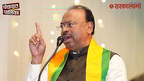 Revenue Minister Chandrashekhar Bawankule celebrating BJP’s first-ever municipal victory in Kamthi, as BJP-Shinde Sena alliance declares Ramtek Congress-free in Nagpur district.