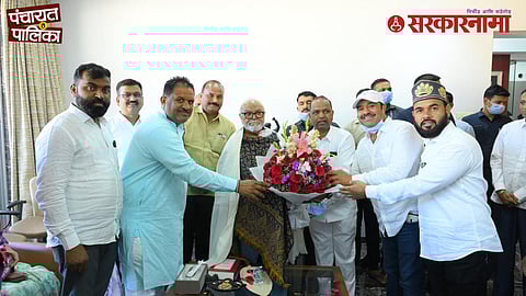 Chhagan Bhujbal : येवल्यातील विजयी उमेदवारांनी थेट मुंबई गाठली, मंत्री भुजबळांचा घेतला आशीर्वाद