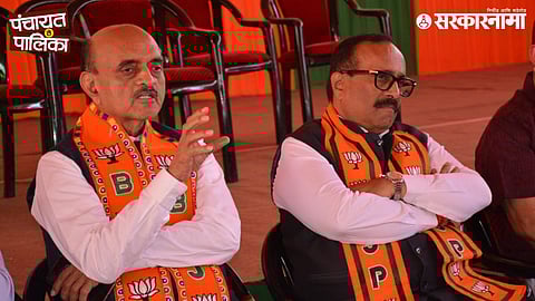 Angry BJP aspirants protest outside the party’s campaign office in Chhatrapati Sambhajinagar after ticket denial, alleging money-based distribution and unfair treatment by senior leaders.