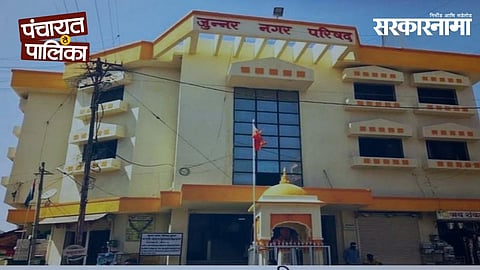 A tense late-night scene at Junnar Nagar Parishad as corporators gather amid dramatic developments in the Deputy President election process.