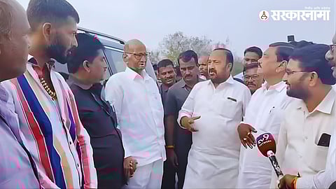 Sharad Pawar inspects polluted water of the Nira River at Niravagaj near Baramati after farmers raised concerns over environmental damage, crop loss, and drinking water contamination.