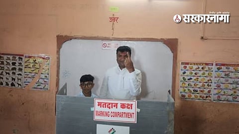 Vilas Bhumre : शिवसेना आमदाराच्या मुलाचा हट्ट निवडणूक कर्मचाऱ्याच्या मुळावर; बोटाला लावलेली शाई अन् करू दिलेले मतदान अंगलट