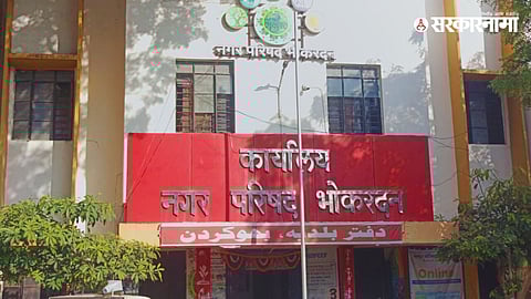 Bhokardan Municipal Council meeting descends into chaos as NCP-SP councillors clash over committee posts, highlighting internal factionalism despite holding power.