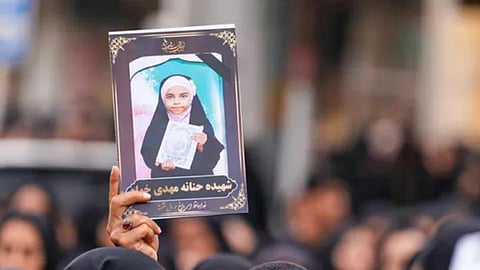 इराणमध्ये 165 शाळकरी मुलींचं एकाच वेळी दफन; JCB ने खोदलेल्या कबरींचे फोटो पाहून जग हादरलं!