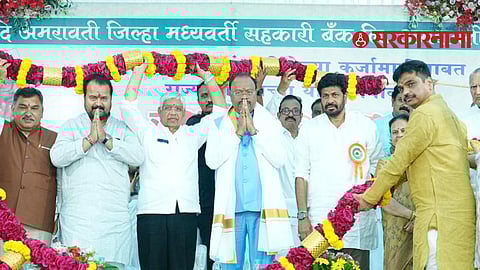 Chandrashekhar Bawankule felicitated during his visit to Amravati District Central Cooperative Bank led by Bachhu Kadu.