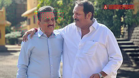 Girish Mahajan meets Udayanraje Bhosale at Jalmandir Palace in Satara